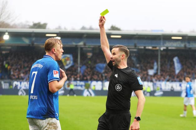 21 02 2026, xtvx, Fußball 2 Bundesliga, SV Darmstadt 98 Fortuna Duesseldorf v l Gelbe Karte, yellow card Isac Lidberg SV Darmstadt 98 Referee Michael Bacher DFL DFB REGULATIONS PROHIBIT ANY USE OF PHOTOGRAPHS as IMAGE SEQUENCES and or QUASI VIDEO Darmstadt