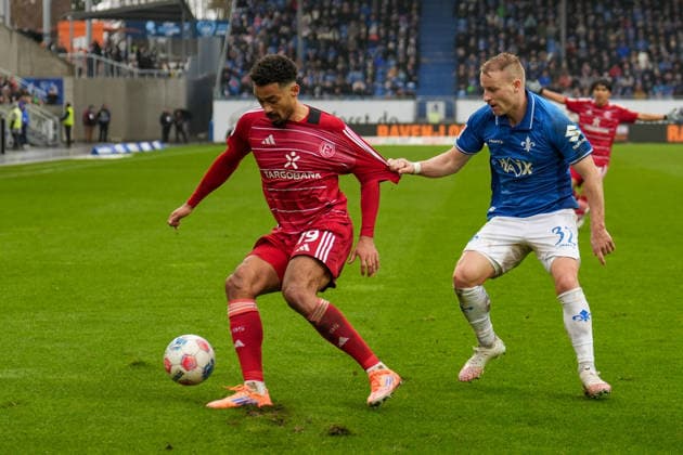 2 Bundesliga SV Darmstadt 98 vs Fortuna Düsseldorf, Merck Stadion am Böllenfalltor, 21 02 2026 duel between Fabian Holland SV Darmstadt 98, 32 and Emmanuel Iyoha Fortuna Düsseldorf, 19 2 Bundesliga SV Darmstadt 98 vs Fortuna Düsseldorf, Merck Stadion am Böllenfalltor, 21 02 2026 DFB DFL REGULATIONS PROHIBIT ANY USE OF PHOTOGRAPHS AS IMAGE SEQUENCES AND OR QUASI VIDEO Copyright: xBEAUTILUSxSPORTS Hillx