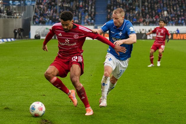 2 Bundesliga SV Darmstadt 98 vs Fortuna Düsseldorf, Merck Stadion am Böllenfalltor, 21 02 2026 duel between Fabian Holland SV Darmstadt 98, 32 and Emmanuel Iyoha Fortuna Düsseldorf, 19 2 Bundesliga SV Darmstadt 98 vs Fortuna Düsseldorf, Merck Stadion am Böllenfalltor, 21 02 2026 DFB DFL REGULATIONS PROHIBIT ANY USE OF PHOTOGRAPHS AS IMAGE SEQUENCES AND OR QUASI VIDEO Copyright: xBEAUTILUSxSPORTS Hillx