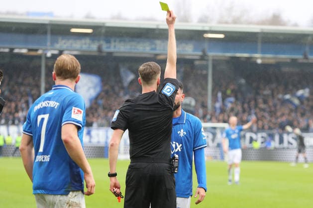 21 02 2026, xtvx, Fußball 2 Bundesliga, SV Darmstadt 98 Fortuna Duesseldorf v l Gelbe Karte, yellow card Marco Richter SV Darmstadt 98 Referee Michael Bacher DFL DFB REGULATIONS PROHIBIT ANY USE OF PHOTOGRAPHS as IMAGE SEQUENCES and or QUASI VIDEO Darmstadt