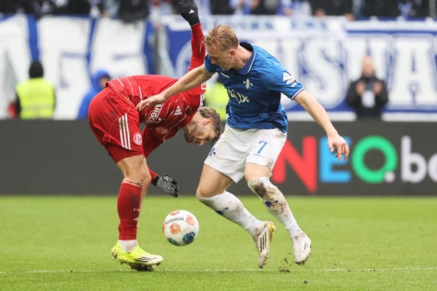 21 02 2026, xtvx, Fußball 2 Bundesliga, SV Darmstadt 98 Fortuna Duesseldorf v l Zweikampf, Duell, duel, tackle, compete Christopher Lenz Fortuna Duesseldorf Isac Lidberg SV Darmstadt 98 DFL DFB REGULATIONS PROHIBIT ANY USE OF PHOTOGRAPHS as IMAGE SEQUENCES and or QUASI VIDEO Darmstadt