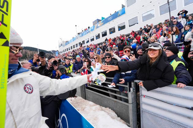 Winter Olympics in Milan Cortina 2026 Val di Fiemme, Italy 20260221. Johannes Hosflot Klaebo from Norway with his girlfriend Pernille Dosvik after cross-country skiing 50 km Classic men Tesero CC-Stadium during the Winter Olympics in Milano Cortina 2026. Photo: Lise Aserud NTB Val di Fiemme Italy EDITORIAL USE ONLY. RESTRICTED USE FOR BETTING COMPANIES Ref:_SPOT7Fv28NdNF0.jpg *** Winter Olympics in Milan Cortina 2026 Val di Fiemme, Italy 20260221 Johannes Hosflot Klaebo from Norway with his girlfriend Pernille Dosvik after cross country skiing 50 km Classic men Tesero CC Stadium during the Winter Olympics in Milano Cortina 2026 Photo Lise Aserud NTB Val di Fiemme Italy EDITORIAL USE ONLY RESTRICTED USE FOR BETTING COMPANIES  Copyright: xLisexAserudxx xNTBx