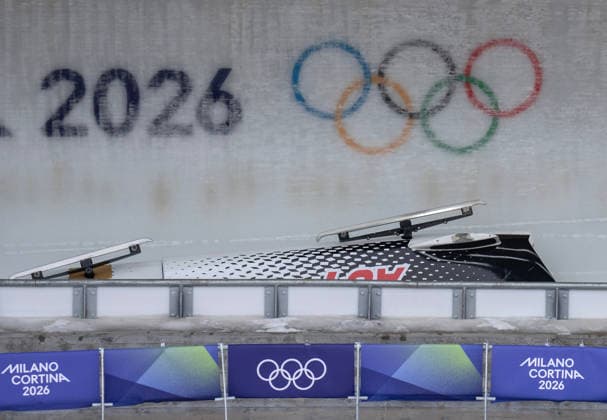(260221) -- CORTINA D AMPEZZO, Feb. 21, 2026 -- The bobsleigh of Austria is seen crashed during the Bobsleigh 4-man heat 2 at the 2026 Milan-Cortina Winter Olympics in Cortina D Ampezzo, Italy, Feb. 21, 2026. ) (MICO2026)ITALY-CORTINA D AMPEZZO-OLYMPIC Winter games, Winterspiele,Spiele, Summer games BOBSLEIGH-4-MAN FeixMaohua 