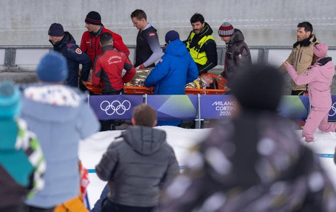 (260221) -- CORTINA D AMPEZZO, Feb. 21, 2026 -- Rescue workers and athletes of Austria carry injured athlete Jakob Mandlbauer during the Bobsleigh 4-man heat 2 at the 2026 Milan-Cortina Winter Olympics in Cortina D Ampezzo, Italy, Feb. 21, 2026. ) (MICO2026)ITALY-CORTINA D AMPEZZO-OLYMPIC Winter games, Winterspiele,Spiele, Summer games BOBSLEIGH-4-MAN FeixMaohua 