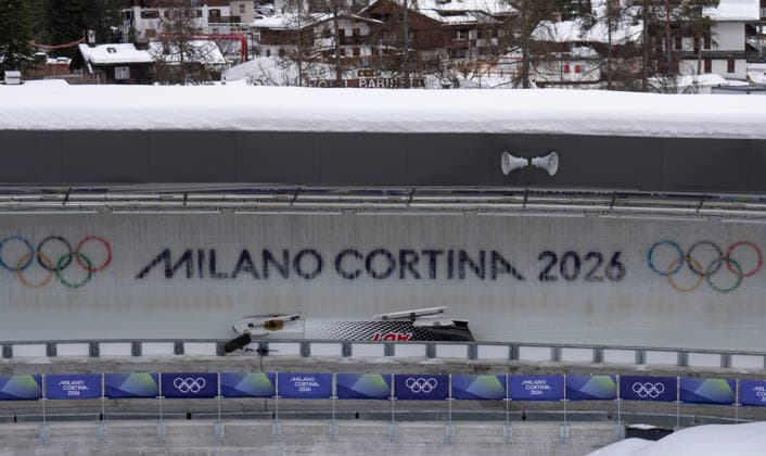 (260221) -- CORTINA D AMPEZZO, Feb. 21, 2026 -- The bobsleigh of Austria is seen crashed during the Bobsleigh 4-man heat 2 at the 2026 Milan-Cortina Winter Olympics in Cortina D Ampezzo, Italy, Feb. 21, 2026. ) (MICO2026)ITALY-CORTINA D AMPEZZO-OLYMPIC Winter games, Winterspiele,Spiele, Summer games BOBSLEIGH-4-MAN FeixMaohua 
