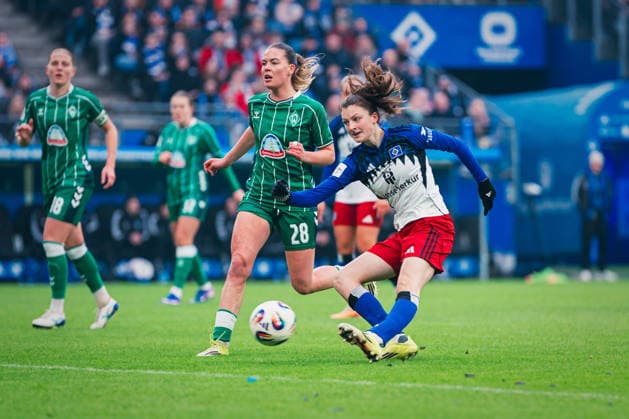 Google Pixel Frauen Bundesliga Hamburger SV vs SV Werder Bremen, 21 02 2026 Lotta Wrede Hamburger SV, 32 shoots soccer, Google Pixel Frauen Bundesliga, 19 Matchday Hamburger SV vs SV Werder Bremen on 21 02 2026 at Volksparkstadion, Hamburg DFB REGULATIONS PROHIBIT ANY USE OF PHOTOGRAPHS AS IMAGE SEQUENCES AND OR QUASI VIDEO Copyright: xBEAUTIFULxSPORTS Tonhäuserx