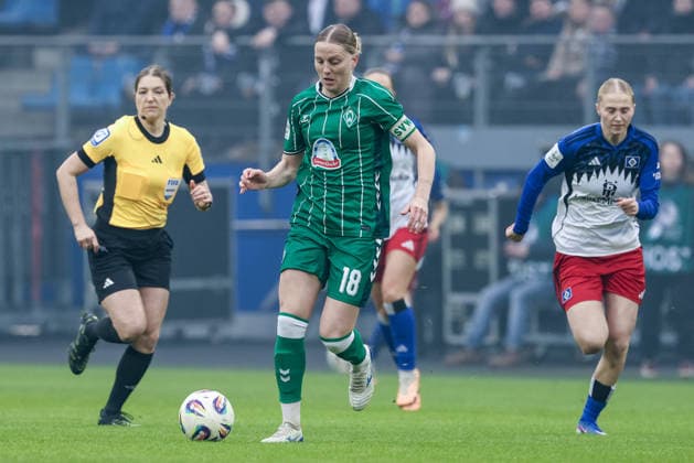 Lina Hausicke SV Werder Bremen, 18 on the ball, single image, full body, action, action, game scene, THE DFB GUIDELINES PROHIBIT ANY USE OF PHOTOGRAPHS AS IMAGE SEQUENCES AND OR QUASI VIDEO DFB REGULATIONS PROHIBIT ANY USE OF PHOTOGRAPHS AS IMAGE SEQUENCES AND OR QUASI VIDEO , 21 02 2026, Hamburg Germany , Soccer, Google Pixel Womens Bundesliga, Hamburger SV SV Werder Bremen xobx