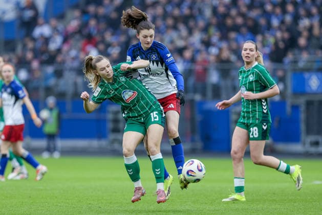 from left Michelle Weiß SV Werder Bremen, 15 and Lotta Wrede Hamburger SV, HSV, 32 in a duel, dynamic, action, action, game scene, THE DFB REGULATIONS PROHIBIT ANY USE OF PHOTOGRAPHS AS IMAGE SEQUENCES AND OR QUASI VIDEO , 21 02 2026, Hamburg Germany , Football, Google Pixel Womens Bundesliga, Hamburger SV SV Werder Bremen xobx