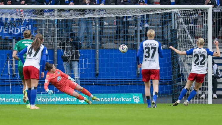 from left Mariella El Sherif goalkeeper, goalkeeper, SV Werder Bremen, 39 cannot save the penalty, penalty kick, from goal scorer Sophie Hillebrand Hamburger SV, HSV, 22, game scene, action, action, the goal to 1 0, hit, highlight, goal success, THE DFB REGULATIONS PROHIBIT ANY USE OF PHOTOGRAPHS AS IMAGE SEQUENCES AND OR QUASI VIDEO , 21 02 2026, Hamburg Germany , Football, Google Pixel Womens Bundesliga, Hamburger SV SV Werder Bremen xobx