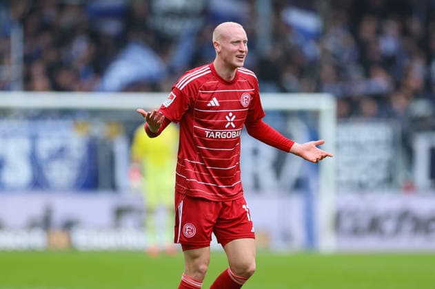 21 02 2026, Soccer 2 Bundesliga, SV Darmstadt 98 Fortuna Düsseldorf, emonline, emspor, despor, v l , Valgeir Lunddal Fortuna Düsseldorf gives instructions, gesticulates, gesticulate with arms, gives instructions, gesticulate DFL DFB REGULATIONS PROHIBIT ANY USE OF PHOTOGRAPHS AS IMAGE SEQUENCES AND OR QUASI VIDEO xdcx Copyright: HMBxMedia Claus