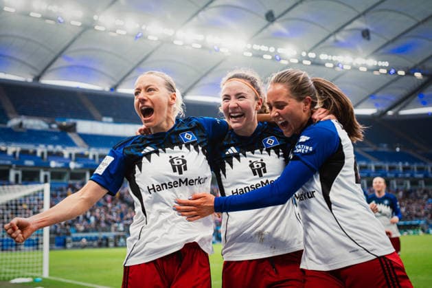 Google Pixel Womens Bundesliga Hamburger SV vs SV Werder Bremen, 21 02 2026 GOAL, CHEER for 1 0 by Sophie Hillebrand Hamburger SV, 22 by a penalty kick, here still Melanie Brunnthaler Hamburger SV, 11 and Camilla Linberg Hamburger SV, 47 Soccer, Google Pixel Womens Bundesliga, 19 Matchday Hamburger SV vs SV Werder Bremen on 21 02 2026 at Volksparkstadion, Hamburg DFB REGULATIONS PROHIBIT ANY USE OF PHOTOGRAPHS AS IMAGE SEQUENCES AND OR QUASI VIDEO Copyright: xBEAUTIFULxSPORTS Tonhäuserx