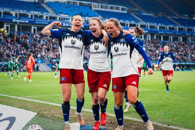 Google Pixel Womens Bundesliga Hamburger SV vs SV Werder Bremen, 21 02 2026 GOAL, CHEER for 1 0 by Sophie Hillebrand Hamburger SV, 22 by a penalty kick, here still Melanie Brunnthaler Hamburger SV, 11 and Camilla Linberg Hamburger SV, 47 Soccer, Google Pixel Womens Bundesliga, 19 Matchday Hamburger SV vs SV Werder Bremen on 21 02 2026 at Volksparkstadion, Hamburg DFB REGULATIONS PROHIBIT ANY USE OF PHOTOGRAPHS AS IMAGE SEQUENCES AND OR QUASI VIDEO Copyright: xBEAUTIFULxSPORTS Tonhäuserx