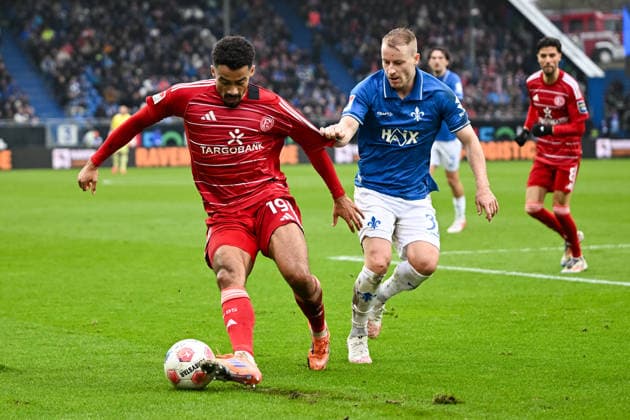 Emmanuel Iyoha Fortuna Duesseldorf, 19 in duel with Fabian Holland SV Darmstadt 1898, 32 , GER, SV Darmstadt 98 vs Fortuna Düsseldorf, Football, 2 Bundesliga, Matchday 23, Season 2025 2026, 21 02 2026 DFL regulations prohibit any use of photographs as image sequences and or quasi video GER, SV Darmstadt 98 vs Fortuna Düsseldorf, Football, 2 Bundesliga, Matchday 23, Season 2025 2026, 21 02 2026 Darmstadt Copyright: xEibner-Pressefoto FlorianxWiegandx EP_FWD