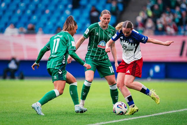 Google Pixel Womens Bundesliga Hamburger SV vs SV Werder Bremen, 21 02 2026 Jonna Wrede Hamburger SV, 26 vs Lina Hausicke SV Werder Bremen, 18 and Maja Sternad SV Werder Bremen, 11 Soccer, Google Pixel Womens Bundesliga, 19 Matchday Hamburger SV vs SV Werder Bremen on 21 02 2026 at Volksparkstadion, Hamburg DFB REGULATIONS PROHIBIT ANY USE OF PHOTOGRAPHS AS IMAGE SEQUENCES AND OR QUASI VIDEO Copyright: xBEAUTIFULxSPORTS Tonhäuserx