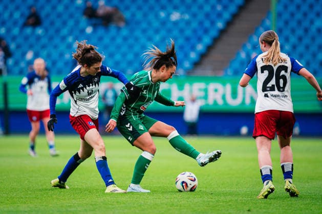 Google Pixel Womens Bundesliga Hamburger SV vs SV Werder Bremen, 21 02 2026 Maja Sternad SV Werder Bremen, 11 vs Lotta Wrede Hamburger SV, 32 Soccer, Google Pixel Womens Bundesliga, 19 Matchday Hamburger SV vs SV Werder Bremen on 21 02 2026 at Volksparkstadion, Hamburg DFB REGULATIONS PROHIBIT ANY USE OF PHOTOGRAPHS AS IMAGE SEQUENCES AND OR QUASI VIDEO Copyright: xBEAUTIFULxSPORTS Tonhäuserx