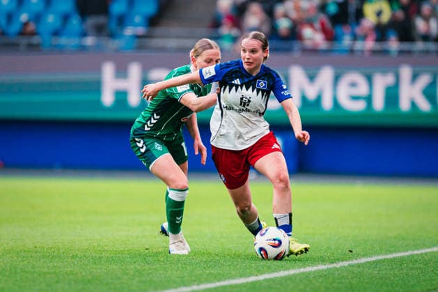 Google Pixel Womens Bundesliga Hamburger SV vs SV Werder Bremen, 21 02 2026 Jonna Wrede Hamburger SV, 26 goes to Lina Hausicke SV Werder Bremen, 18 passes Soccer, Google Pixel Womens Bundesliga, 19 Matchday Hamburger SV vs SV Werder Bremen on 21 02 2026 at Volksparkstadion, Hamburg DFB REGULATIONS PROHIBIT ANY USE OF PHOTOGRAPHS AS IMAGE SEQUENCES AND OR QUASI VIDEO Copyright: xBEAUTIFULxSPORTS Tonhäuserx
