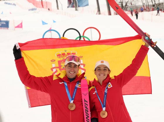 OLYMPICS - Winter Olympic Games, Olympische Spiele, Olympia, OS Milano Cortina 2026 BORMIO,ITALY,21.FEB.26 - OLYMPICS, SKI MOUNTAINEERING - Winter Olympic Games Milano Cortina 2026, Skicross, mixed relay, final, medal ceremony. Image shows the rejoicing of Oriol Cardona Coll and Ana Alonso Rodriguez (ESP).  GEPAxpictures xHaraldxSteiner