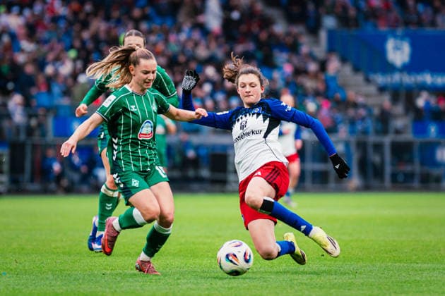 Google Pixel Womens Bundesliga Hamburger SV vs SV Werder Bremen, 21 02 2026 Lotta Wrede Hamburger SV, 32 vs Michelle Weiß SV Werder Bremen, 15 Soccer, Google Pixel Womens Bundesliga, 19 Matchday Hamburger SV vs SV Werder Bremen on 21 02 2026 at Volksparkstadion, Hamburg DFB REGULATIONS PROHIBIT ANY USE OF PHOTOGRAPHS AS IMAGE SEQUENCES AND OR QUASI VIDEO Copyright: xBEAUTIFULxSPORTS Tonhäuserx