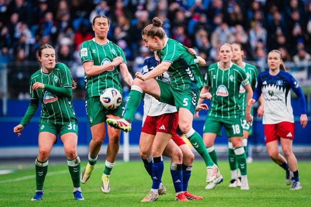 Google Pixel Womens Bundesliga Hamburger SV vs SV Werder Bremen, 21 02 2026 Michelle Ulbrich SV Werder Bremen, 5 is fouled by Melanie Brunnthaler Hamburger SV, 11 Soccer, Google Pixel Womens Bundesliga, 19 Matchday Hamburger SV vs SV Werder Bremen on 21 02 2026 at Volksparkstadion, Hamburg DFB REGULATIONS PROHIBIT ANY USE OF PHOTOGRAPHS AS IMAGE SEQUENCES AND OR QUASI VIDEO Copyright: xBEAUTIFULxSPORTS Tonhäuserx
