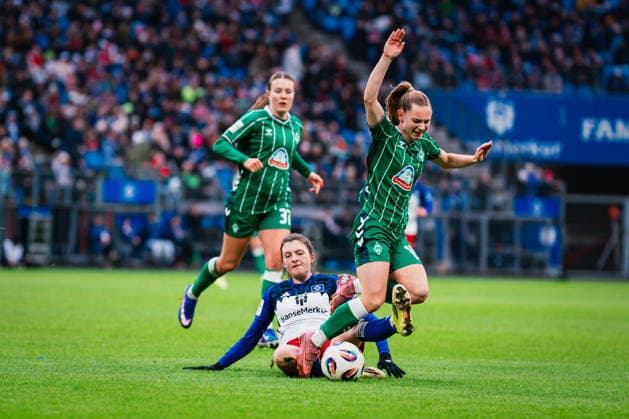 Google Pixel Womens Bundesliga Hamburger SV vs SV Werder Bremen, 21 02 2026 Lotta Wrede Hamburger SV, 32 vs Michelle Weiß SV Werder Bremen, 15 Soccer, Google Pixel Womens Bundesliga, 19 Matchday Hamburger SV vs SV Werder Bremen on 21 02 2026 at Volksparkstadion, Hamburg DFB REGULATIONS PROHIBIT ANY USE OF PHOTOGRAPHS AS IMAGE SEQUENCES AND OR QUASI VIDEO Copyright: xBEAUTIFULxSPORTS Tonhäuserx