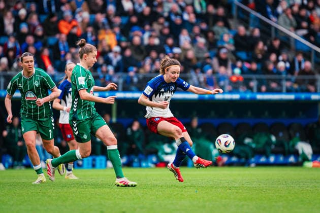 Google Pixel Frauen Bundesliga Hamburger SV vs SV Werder Bremen, 21 02 2026 Melanie Brunnthaler Hamburger SV, 11 spielt den Ball Fußball, Google Pixel Frauen Bundesliga, 19 Spieltag Hamburger SV vs SV Werder Bremen am 21 02 2026 im Volksparkstadion, Hamburg DFB REGULATIONS PROHIBIT ANY USE OF PHOTOGRAPHS AS IMAGE SEQUENCES AND OR QUASI VIDEO Copyright: xBEAUTIFULxSPORTS Tonhäuserx