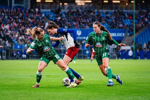 Google Pixel Womens Bundesliga Hamburger SV vs SV Werder Bremen, 21 02 2026 Lotta Wrede Hamburger SV, 32 vs Michelle Weiß SV Werder Bremen, 15 Soccer, Google Pixel Womens Bundesliga, 19 Matchday Hamburger SV vs SV Werder Bremen on 21 02 2026 at Volksparkstadion, Hamburg DFB REGULATIONS PROHIBIT ANY USE OF PHOTOGRAPHS AS IMAGE SEQUENCES AND OR QUASI VIDEO Copyright: xBEAUTIFULxSPORTS Tonhäuserx