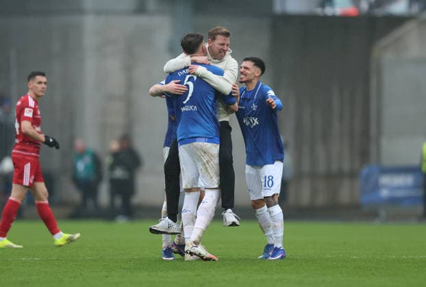 21 02 2026, Football 2 Bundesliga, SV Darmstadt 98 Fortuna Düsseldorf, emonline, emspor, despor, v l , Coach Florian Kohfeldt SV Darmstadt 98 cheering cheering cheering with Matej Maglica SV Darmstadt 98 , Raoul Petretta SV Darmstadt 98 DFL DFB REGULATIONS PROHIBIT ANY USE OF PHOTOGRAPHS AS IMAGE SEQUENCES AND OR QUASI VIDEO xdcx Copyright: HMBxMedia Claus