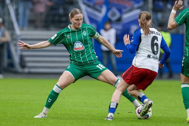 from left Lina Hausicke SV Werder Bremen, 18 and Annaleen Böhler Hamburger SV, HSV, 6 in a duel, dynamic, action, game scene, THE DFB REGULATIONS PROHIBIT ANY USE OF PHOTOGRAPHS AS IMAGE SEQUENCES AND OR QUASI VIDEO , 21 02 2026, Hamburg Germany , Football, Google Pixel Womens Bundesliga, Hamburger SV SV Werder Bremen xobx
