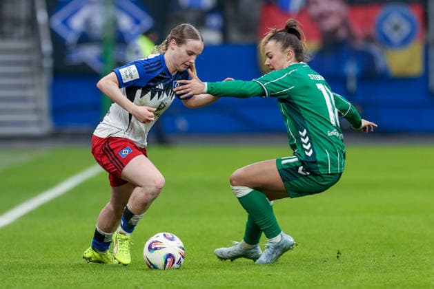 from left Jonna Wrede Hamburger SV, HSV, 26 and Maja Sternad SV Werder Bremen, 11 in a duel, dynamic, action, game scene, THE DFB REGULATIONS PROHIBIT ANY USE OF PHOTOGRAPHS AS IMAGE SEQUENCES AND OR QUASI VIDEO , 21 02 2026, Hamburg Germany , Football, Google Pixel Womens Bundesliga, Hamburger SV SV Werder Bremen xobx