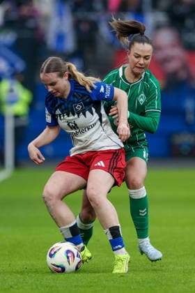 from left Jonna Wrede Hamburger SV, HSV, 26 and Maja Sternad SV Werder Bremen, 11 in a duel, dynamic, action, game scene, THE DFB REGULATIONS PROHIBIT ANY USE OF PHOTOGRAPHS AS IMAGE SEQUENCES AND OR QUASI VIDEO , 21 02 2026, Hamburg Germany , Football, Google Pixel Womens Bundesliga, Hamburger SV SV Werder Bremen xobx