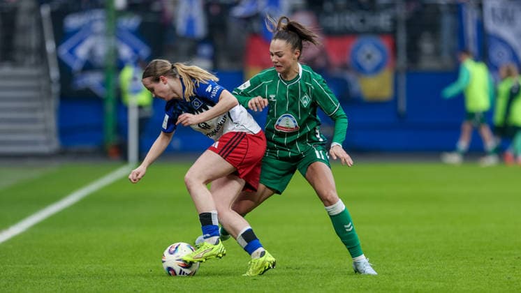 from left Jonna Wrede Hamburger SV, HSV, 26 and Maja Sternad SV Werder Bremen, 11 in a duel, dynamic, action, game scene, THE DFB REGULATIONS PROHIBIT ANY USE OF PHOTOGRAPHS AS IMAGE SEQUENCES AND OR QUASI VIDEO , 21 02 2026, Hamburg Germany , Football, Google Pixel Womens Bundesliga, Hamburger SV SV Werder Bremen xobx