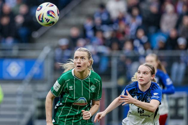 from left Medina Desic SV Werder Bremen, 9 and Jonna Wrede Hamburger SV, HSV, 26 in a duel, dynamic, action, action, game scene, THE DFB REGULATIONS PROHIBIT ANY USE OF PHOTOGRAPHS AS IMAGE SEQUENCES AND OR QUASI VIDEO , 21 02 2026, Hamburg Germany , Football, Google Pixel Womens Bundesliga, Hamburger SV SV Werder Bremen xobx