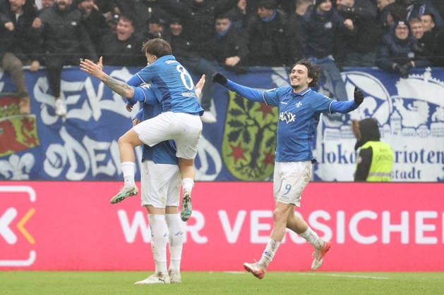 21 02 2026, xtvx, Fußball 2 Bundesliga, SV Darmstadt 98 Fortuna Duesseldorf v l Goal scored, Tor zum 2 1 Matej Maglica SV Darmstadt 98 Torjubel, Goal celebration, celebrate the goal, celebrates scoring Matej Maglica SV Darmstadt 98 Luca Marseiler SV Darmstadt 98 Fraser Hornby SV Darmstadt 98 DFL DFB REGULATIONS PROHIBIT ANY USE OF PHOTOGRAPHS as IMAGE SEQUENCES and or QUASI VIDEO Darmstadt