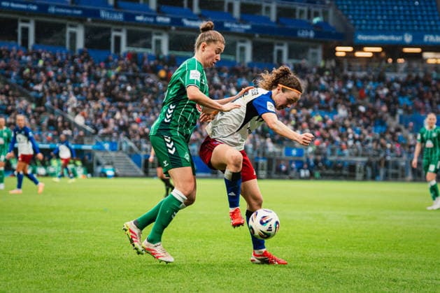 Google Pixel Womens Bundesliga Hamburger SV vs SV Werder Bremen, 21 02 2026 Melanie Brunnthaler Hamburger SV, 11 vs Michelle Ulbrich SV Werder Bremen, 5 Soccer, Google Pixel Womens Bundesliga, 19 Matchday Hamburger SV vs SV Werder Bremen on 21 02 2026 at Volksparkstadion, Hamburg DFB REGULATIONS PROHIBIT ANY USE OF PHOTOGRAPHS AS IMAGE SEQUENCES AND OR QUASI VIDEO Copyright: xBEAUTIFULxSPORTS Tonhäuserx