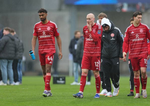 21 02 2026, Football 2 Bundesliga, SV Darmstadt 98 Fortuna Düsseldorf, emonline, emspor, despor, v l , Elias Egouli Fortuna Düsseldorf , Valgeir Lunddal Fortuna Düsseldorf enttaeuscht, enttaeuscht Blickend, dissapointed, traurig, frustiert, frust, gefrustet, frustrated DFL DFB REGULATIONS PROHIBIT ANY USE OF PHOTOGRAPHS AS IMAGE SEQUENCES AND OR QUASI VIDEO xdcx Copyright: HMBxMedia Claus