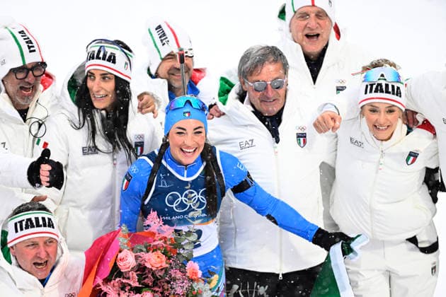 ANTERSELVA, ITALIEN 20260221 Dorothea Wierer. Italien, tackas av med teamet da hon avslutar sin karriär efter damernas masstart 12,5 km i skidskytte i Anterselva under vinter-OS i Milano Cortina, Italien. *** Bilden ingar i SPORTPAKET. För övriga BETALBILD *** ANTERSELVA ITALIEN x10050x *** ANTERSELVA, ITALY 20260221 Dorothea Wierer Italy, is thanked by the team as she ends her career after the womens mass start 12.5 km in biathlon in Anterselva during the Winter Olympics in Milan Cortina, Italy Picture in SPORT PACKAGE For others PAY PICTURE ANTERSELVA ITALY x10050x  Copyright: xPontusxLundahl TTx OS 2026 SKIDSKYTTE DAMERNAS MASSTART 12,5KM