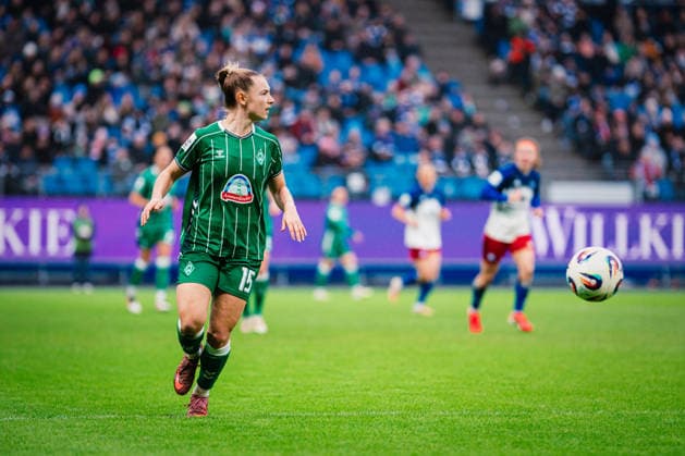 Google Pixel Womens Bundesliga Hamburger SV vs SV Werder Bremen, 21 02 2026 Michelle Weiß SV Werder Bremen, 15 on the ball Football, Google Pixel Womens Bundesliga, 19 Matchday Hamburger SV vs SV Werder Bremen on 21 02 2026 at Volksparkstadion, Hamburg DFB REGULATIONS PROHIBIT ANY USE OF PHOTOGRAPHS AS IMAGE SEQUENCES AND OR QUASI VIDEO Copyright: xBEAUTIFULxSPORTS Tonhäuserx
