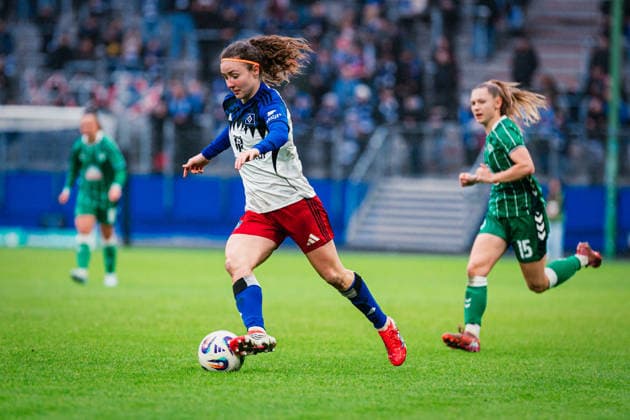 Google Pixel Frauen Bundesliga Hamburger SV vs SV Werder Bremen, 21 02 2026 Melanie Brunnthaler Hamburger SV, 11 am Ball Fußball, Google Pixel Frauen Bundesliga, 19 Spieltag Hamburger SV vs SV Werder Bremen am 21 02 2026 im Volksparkstadion, Hamburg DFB REGULATIONS PROHIBIT ANY USE OF PHOTOGRAPHS AS IMAGE SEQUENCES AND OR QUASI VIDEO Copyright: xBEAUTIFULxSPORTS Tonhäuserx