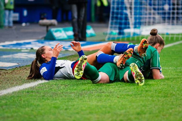 Google Pixel Frauen Bundesliga Hamburger SV vs SV Werder Bremen, 21 02 2026 Camilla Linberg Hamburger SV, 47 lies on Michelle Weiß SV Werder Bremen, 15 Soccer, Google Pixel Frauen Bundesliga, 19 Matchday Hamburger SV vs SV Werder Bremen on 21 02 2026 at Volksparkstadion, Hamburg DFB REGULATIONS PROHIBIT ANY USE OF PHOTOGRAPHS AS IMAGE SEQUENCES AND OR QUASI VIDEO Copyright: xBEAUTIFULxSPORTS Tonhäuserx