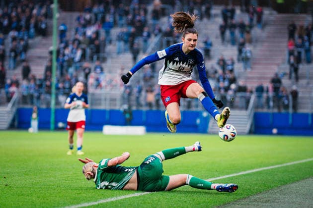 Google Pixel Womens Bundesliga Hamburger SV vs SV Werder Bremen, 21 02 2026 Lina Hausicke SV Werder Bremen, 18 clears the ball by straddling Lotta Wrede Hamburger SV, 32 , who jumps over Football, Google Pixel Womens Bundesliga, 19 Matchday Hamburger SV vs SV Werder Bremen on 21 02 2026 at Volksparkstadion, Hamburg DFB REGULATIONS PROHIBIT ANY USE OF PHOTOGRAPHS AS IMAGE SEQUENCES AND OR QUASI VIDEO Copyright: xBEAUTIFULxSPORTS Tonhäuserx