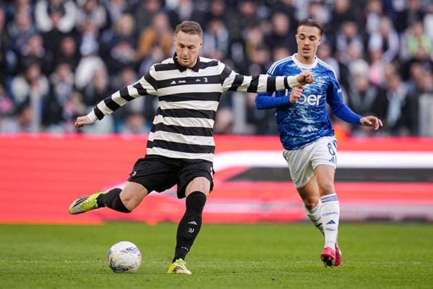 Juventus Teun Koopmeiners fights for the ball with ComoÕs Maxence Caqueret during the Serie A soccer match between Juventus and Como at the Allianz Stadium in Turin, north west Italy - Saturday, February 21, 2026. - Soccer .  Copyright: xMarcoxAlpozzi LaPressex