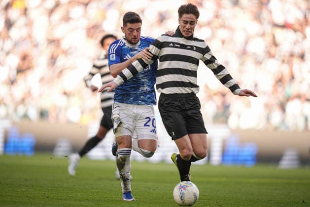 ComoÕs Martin Baturina fights for the ball with Juventus Kenan Yildiz during the Serie A soccer match between Juventus and Como at the Allianz Stadium in Turin, north west Italy - Saturday, February 21, 2026. - Soccer .  Copyright: xMarcoxAlpozzi LaPressex