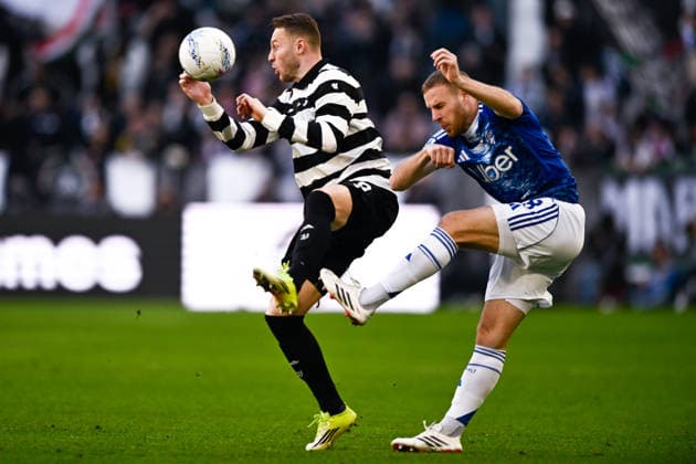2026-02-21 Juventus FC v Como 1907 - Serie A TURIN, ITALY - FEBRUARY 21: Teun Koopmeiners of Juventus FC, Sergi Roberto of Como 1907 during the Serie A match between Juventus FC and Como 1907 at Allianz Stadium on February 21, 2026 in Turin, Italy. (Photo by Alberto Gandolfo BSR Agency) Turin Italy Content not available for redistribution in The Netherlands directly or indirectly through any third parties. Copyright: xBSRxAgencyx