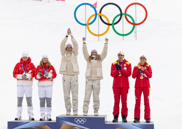 OLYMPICS - Winter Olympic Games, Olympische Spiele, Olympia, OS Milano Cortina 2026 BORMIO,ITALY,21.FEB.26 - OLYMPICS, SKI MOUNTAINEERING - Winter Olympic Games Milano Cortina 2026, Skicross, mixed relay, final, medal ceremony. Image shows Jon Kistler, Marianne Fatton (SUI), Thibault Anselmet, Emily Harrop (FRA) and Oriol Cardona Coll, Ana Alonso Rodriguez (ESP). Keywords: medals.  GEPAxpictures xHaraldxSteiner