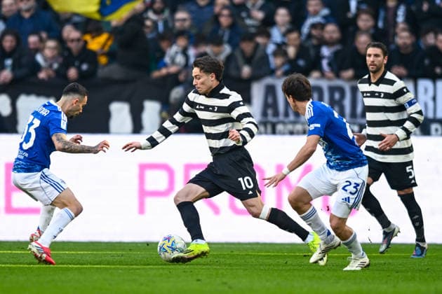 2026-02-21 Juventus FC v Como 1907 - Serie A TURIN, ITALY - FEBRUARY 21: Kenan Yildiz of Juventus FC battles for the ball with Lucas Da Cunha of Como 1907 and Maximo Perrone of Como 1907 during the Serie A match between Juventus FC and Como 1907 at Allianz Stadium on February 21, 2026 in Turin, Italy. (Photo by Alberto Gandolfo BSR Agency) Turin Italy Content not available for redistribution in The Netherlands directly or indirectly through any third parties. Copyright: xBSRxAgencyx