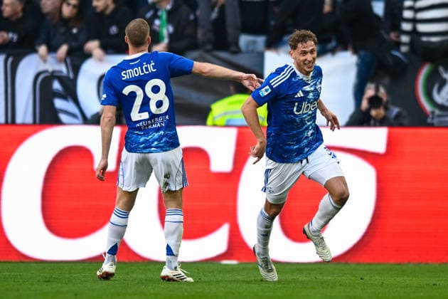 2026-02-21 Juventus FC v Como 1907 - Serie A TURIN, ITALY - FEBRUARY 21: Mergim Vojvoda of Como 1907 celebrates after scoring the team s first goal with Ivan Smolcic of Como 1907 during the Serie A match between Juventus FC and Como 1907 at Allianz Stadium on February 21, 2026 in Turin, Italy. (Photo by Alberto Gandolfo BSR Agency) Turin Italy Content not available for redistribution in The Netherlands directly or indirectly through any third parties. Copyright: xBSRxAgencyx