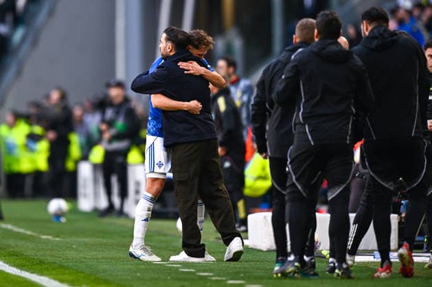 2026-02-21 Juventus FC v Como 1907 - Serie A TURIN, ITALY - FEBRUARY 21: Mergim Vojvoda of Como 1907 celebrates after scoring the team s first goal with Head coach Cesc Fabregas of Como 1907 during the Serie A match between Juventus FC and Como 1907 at Allianz Stadium on February 21, 2026 in Turin, Italy. (Photo by Alberto Gandolfo BSR Agency) Turin Italy Content not available for redistribution in The Netherlands directly or indirectly through any third parties. Copyright: xBSRxAgencyx
