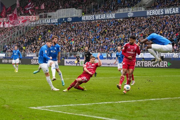 2 Bundesliga SV Darmstadt 98 vs Fortuna Düsseldorf, Merck Stadion am Böllenfalltor, 21 02 2026 Goal kick by Matej Maglica SV Darmstadt 98, 5 2 Bundesliga SV Darmstadt 98 vs Fortuna Düsseldorf, Merck Stadion am Böllenfalltor, 21 02 2026 DFB DFL REGULATIONS PROHIBIT ANY USE OF PHOTOGRAPHS AS IMAGE SEQUENCES AND OR QUASI VIDEO Copyright: xBEAUTILUSxSPORTS Hillx