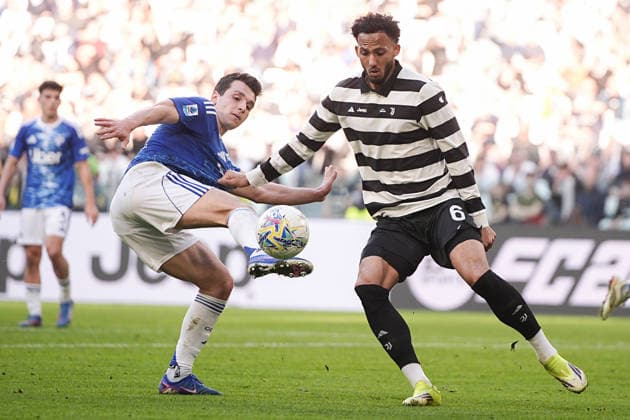 ComoÕs Anastasios Douvikas fights for the ball with Juventus Lloyd Kelly during the Serie A soccer match between Juventus and Como at the Allianz Stadium in Turin, north west Italy - Saturday, February 21, 2026. - Soccer .  Copyright: xMarcoxAlpozzi LaPressex