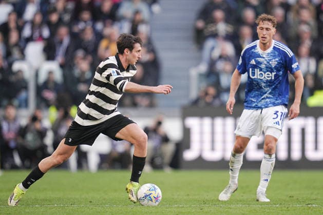 Juventus Andrea Cambiaso fights for the ball with ComoÕs Mergim Voivode during the Serie A soccer match between Juventus and Como at the Allianz Stadium in Turin, north west Italy - Saturday, February 21, 2026. - Soccer .  Copyright: xMarcoxAlpozzi LaPressex